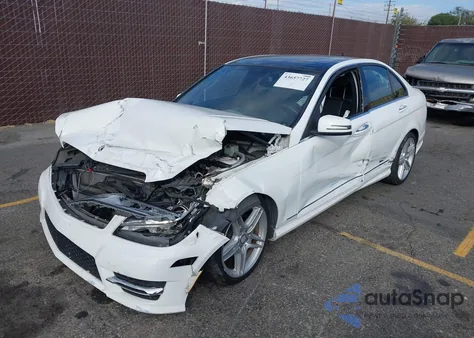 2013 Mercedes-Benz C 250 Sport из США, поврежденный, VIN WDDGF4HB6DR250327